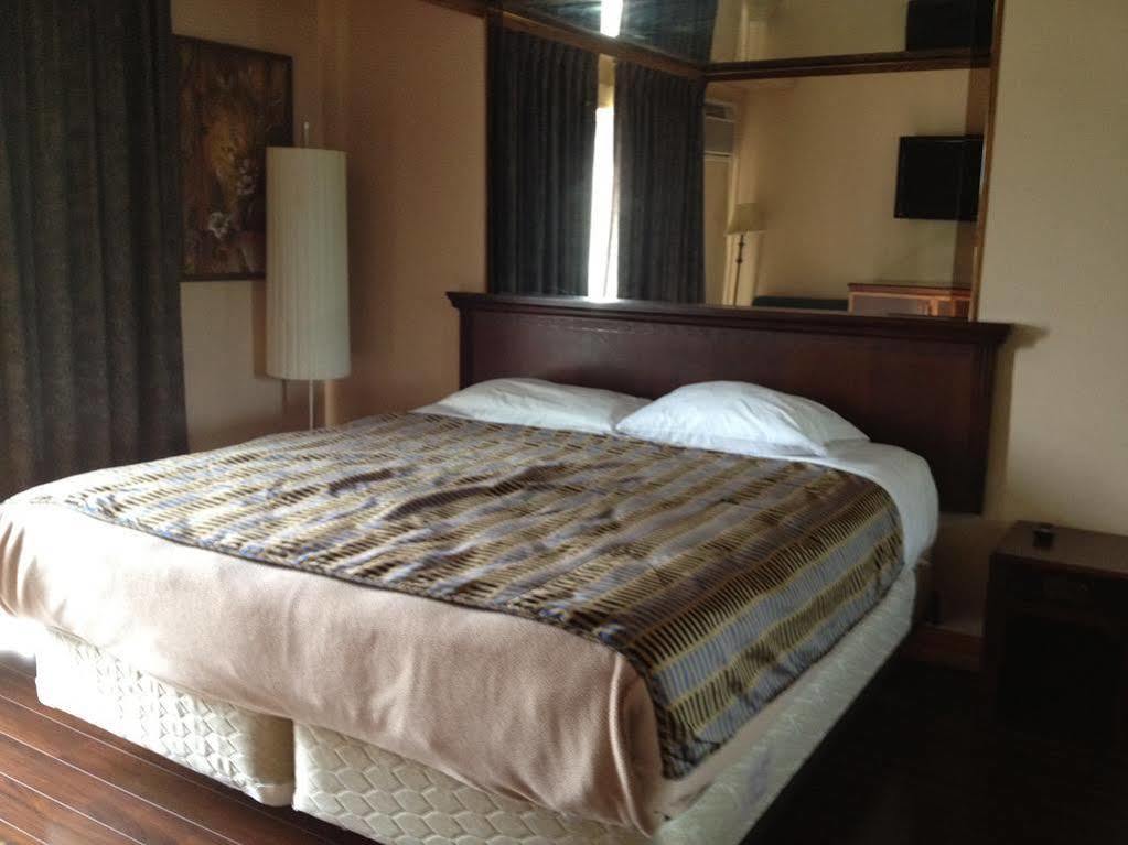 Chomedey Inn Laval Dış mekan fotoğraf